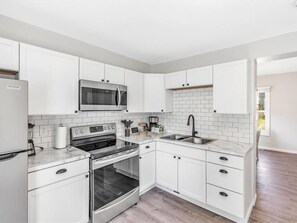 Kjøleskap, mikrobølgeovn, ovn og kokeplater