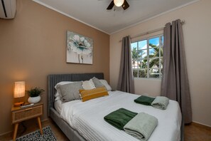 3 bedrooms, in-room safe, desk, iron/ironing board - Luxury Villa Tamar with private Pool in Noord, just 2 Minutes from the beach! (Noord)