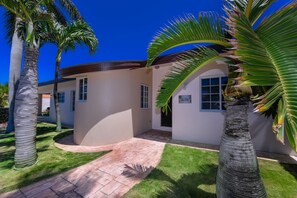 Exterior - Luxury Villa Tamar with private Pool in Noord, just 2 Minutes from the beach! (Noord)