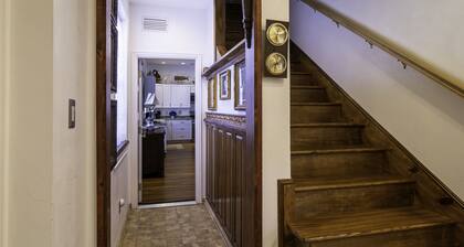 Vintage / antique 1200 sq. ft. interior studio & parking