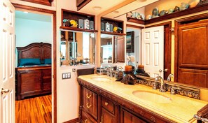 Combined shower/bathtub, hair dryer, towels, soap - Vintage / antique 1200 sq. ft. interior studio & parking (Dallas)