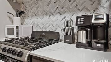 Kjøleskap, mikrobølgeovn, ovn og kokeplater