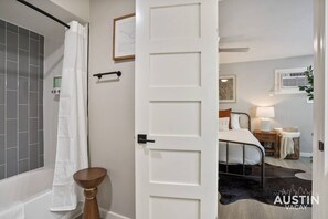 Articles de toilette écologiques, sèche-cheveux, serviettes fournies