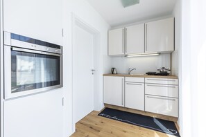 Frigorifero, forno, piano cottura, macchina per tè/caffè