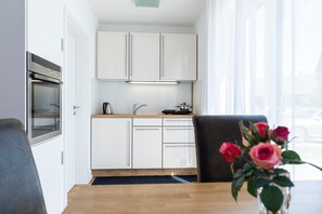 Fridge, oven, stovetop, coffee/tea maker