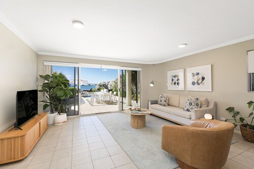 Waterfront King Bed Courtyard Apartment