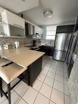 Refrigerador, microondas, parrilla de estufa y cafetera y tetera 