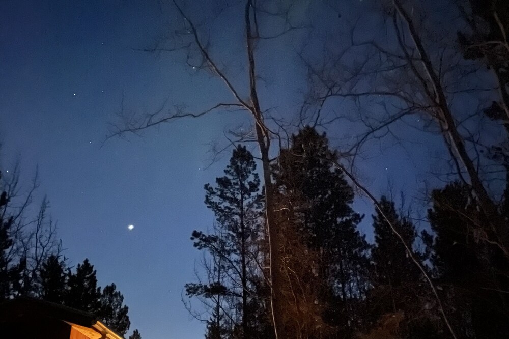 Cabin in the Woods- next to the Eclipse Nordic Spa and Bean North Cafe