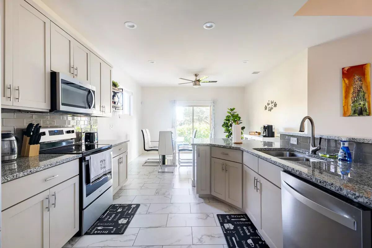 Pool, jacuzzi,  pet & kid friendly, lake access, pool, ping pong, sleeps 6