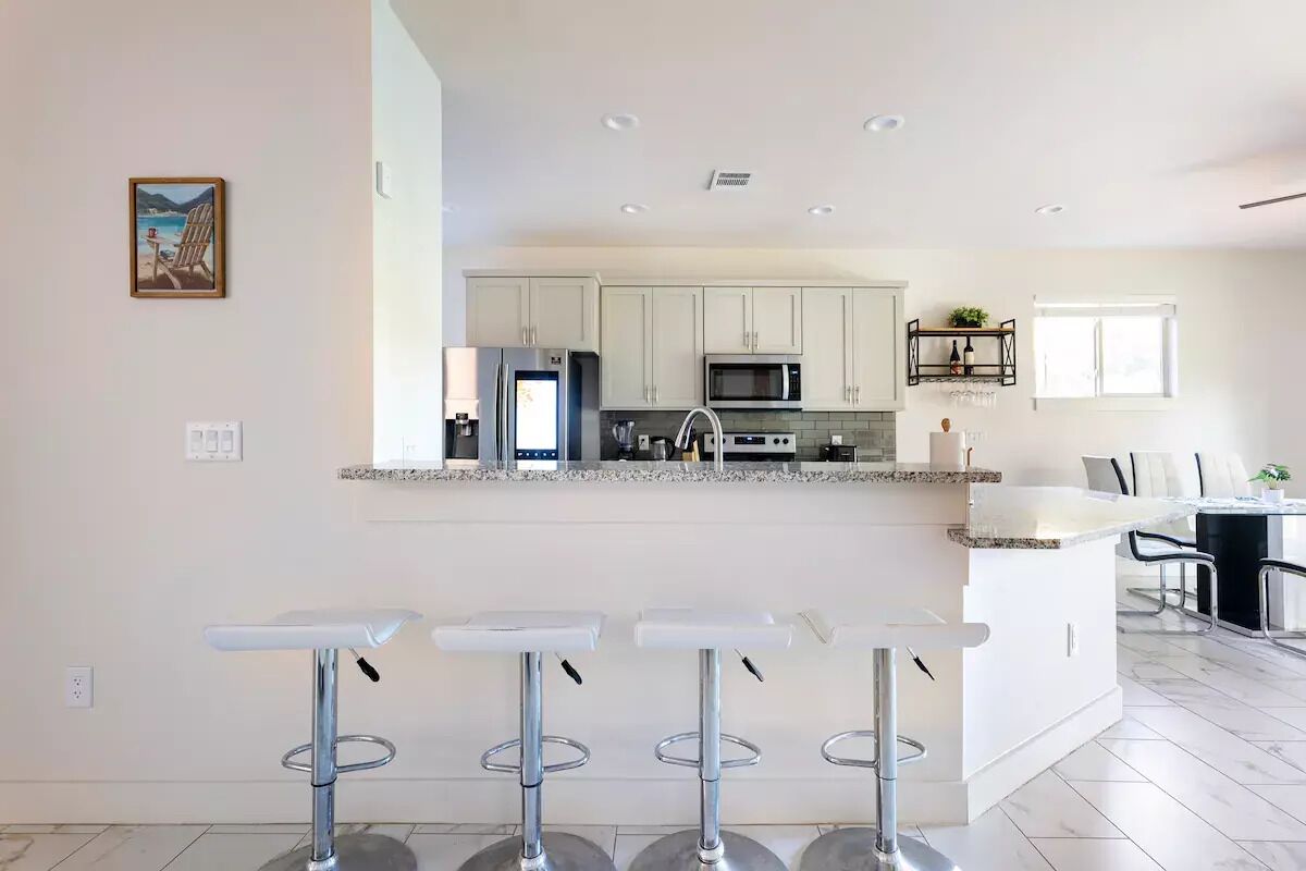 Pool, jacuzzi,  pet & kid friendly, lake access, pool, ping pong, sleeps 6