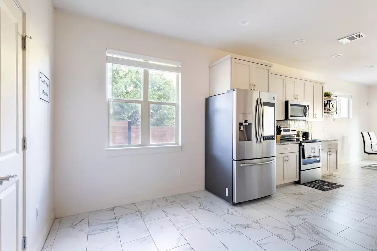 Pool, jacuzzi,  pet & kid friendly, lake access, pool, ping pong, sleeps 6