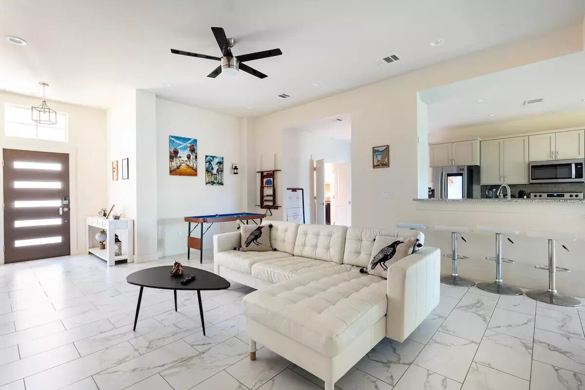 Pool, jacuzzi,  pet & kid friendly, lake access, pool, ping pong, sleeps 6