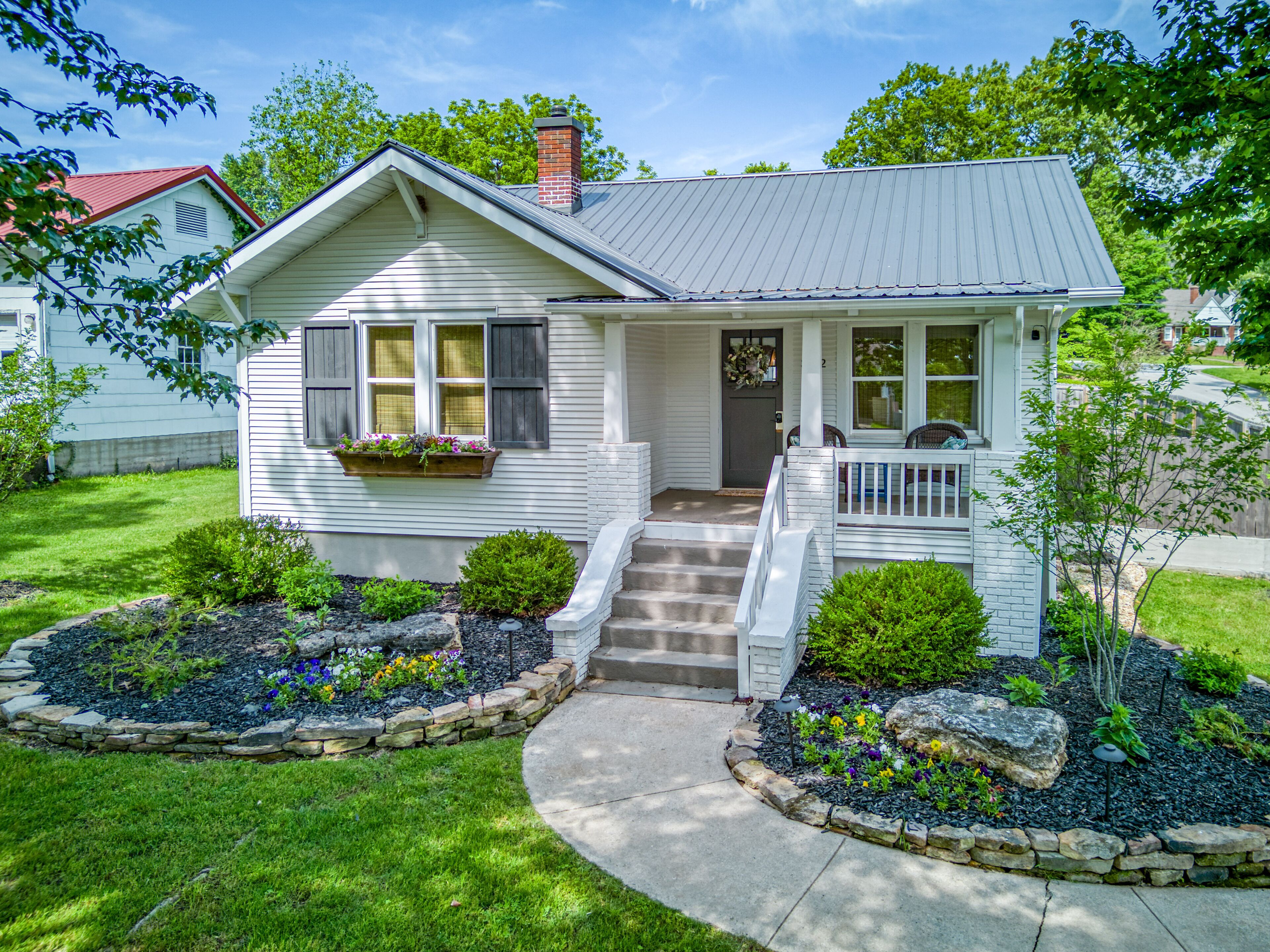 Great location and neighborhood just two minutes from downtown square! 