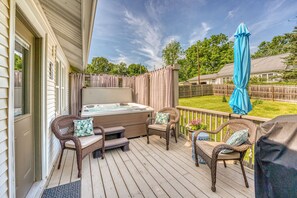 Terrace/patio - Great location just two minutes from downtown square with a Hot Tub! (Harrison)