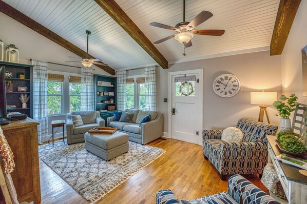 Smart TV, books, printers - Great location just two minutes from downtown square with a Hot Tub! (Harrison)