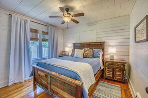 2 bedrooms, desk, iron/ironing board, travel crib - Great location just two minutes from downtown square with a Hot Tub! (Harrison)