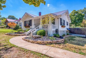 Exterior - Great location just two minutes from downtown square with a Hot Tub! (Harrison)