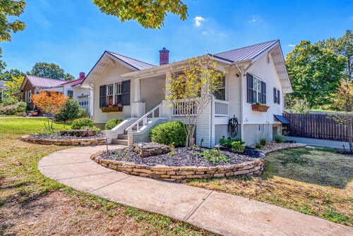 Great location just two minutes from downtown square with a Hot Tub!