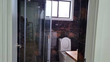 Combined shower/bathtub, hair dryer, towels, soap