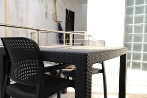 Outdoor dining - Departamento para 2 personas  A 15 min de playa pública Cama matrimonial y AC (Playa del Carmen)
