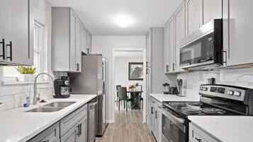 Een koelkast, een microgolfoven, een oven, een kookplaat