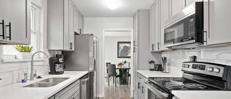 Refrigerador, microondas, horno y parrilla de estufa