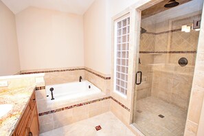 Bathtub, towels - OCEANFRONT, Pool, ELEV, Hot Tub, Rec Rm, Theater Rm, KD1903, Grande Paradise (Kill Devil Hills)