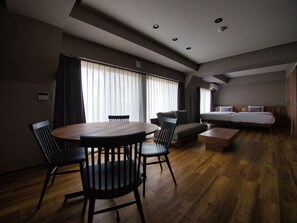 Cortinas blackout, tabla de planchar con plancha y wifi gratis 