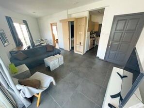 Apartament estàndard | Sala d'estar | Televisor de pantalla plana 