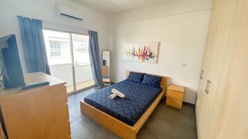 1 habitación, escritorio y espacio para trabajar con laptop