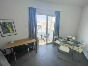 Apartament estàndard | Zona de menjador de l'habitació