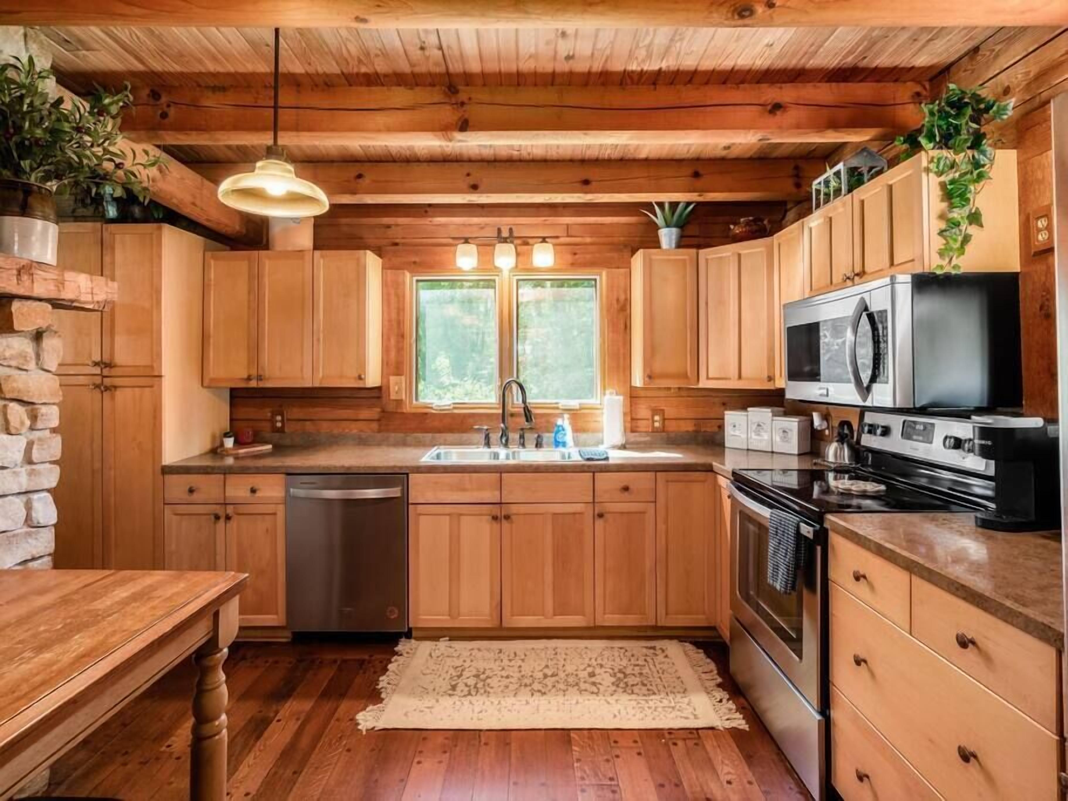 🌲FISHING LODGE🎣: Sleeps 14, Hot Tub, 3 Stocked Ponds, Arcade, 8 Acres