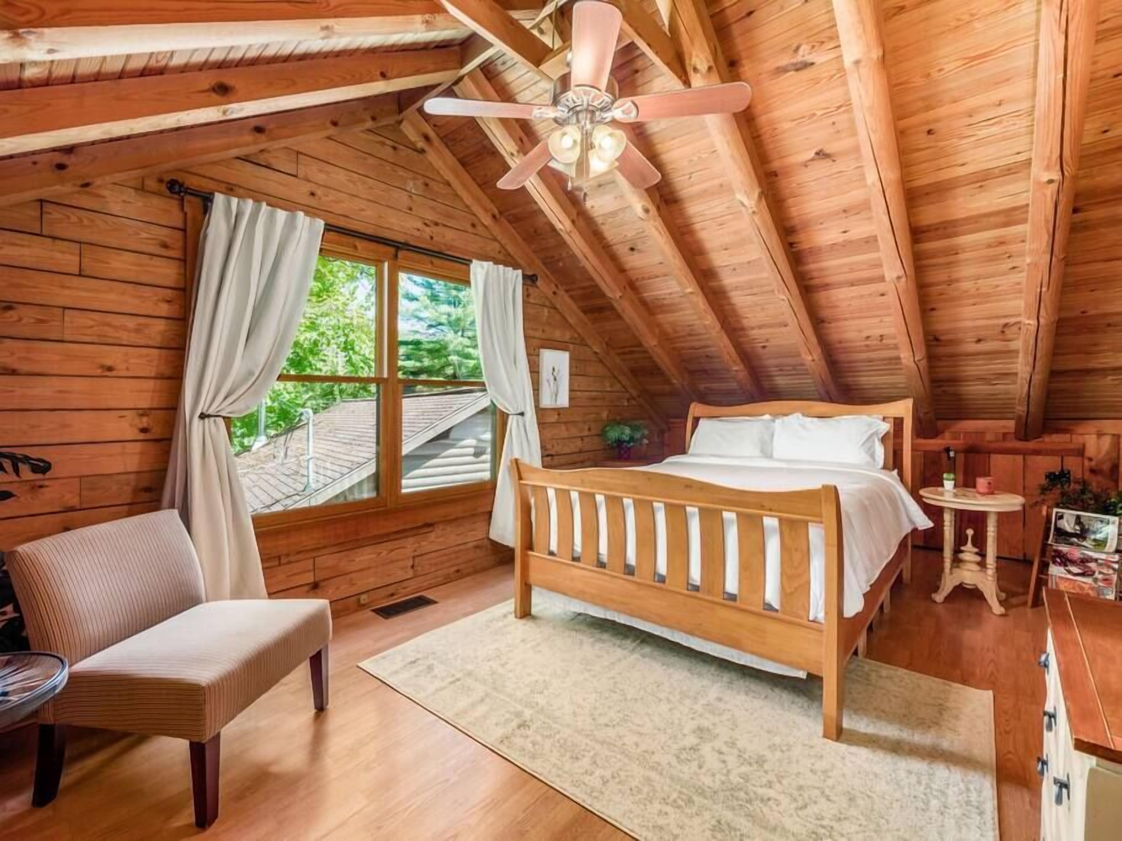 🌲FISHING LODGE🎣: Sleeps 14, Hot Tub, 3 Stocked Ponds, Arcade, 8 Acres