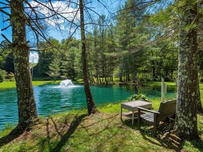 FISHING LODGE - 3 Stocked Ponds, Hot Tub, Sleeps 14, 8 acres, Arcade