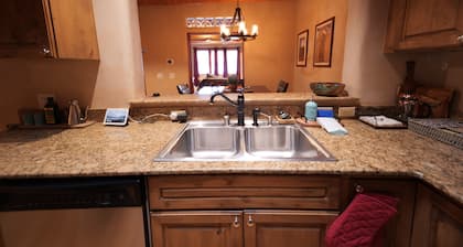 Casita con Jacuzzi Privado Cerca de la Plaza de Santa Fe