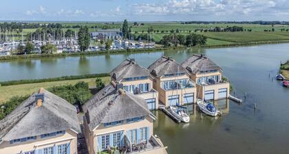 Maison au toit de chaume avec vue sur l'eau
