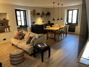 Fireplace, books - Casa Castagna - Trüffel, Wein u. Wanderfreude (Groznjan)