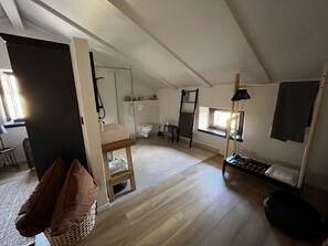 Chuveiro, secador de cabelo, toalhas de banho, sabonete