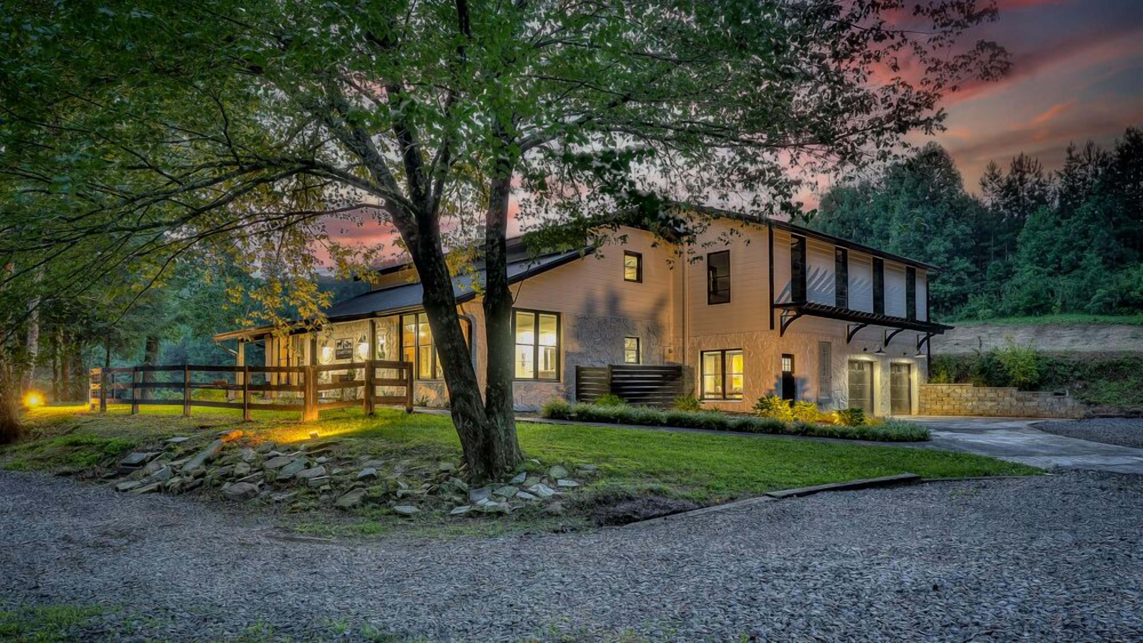Boardtown Farms - Vintage Farmhouse | Hot Tub | Mountain View | Screened Porch