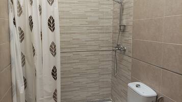 Dusch, handdukar, tvål och toalettpapper