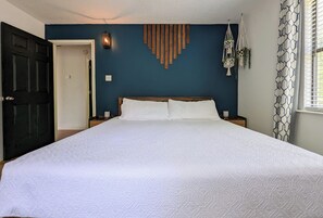 3 bedrooms, desk, iron/ironing board, free WiFi