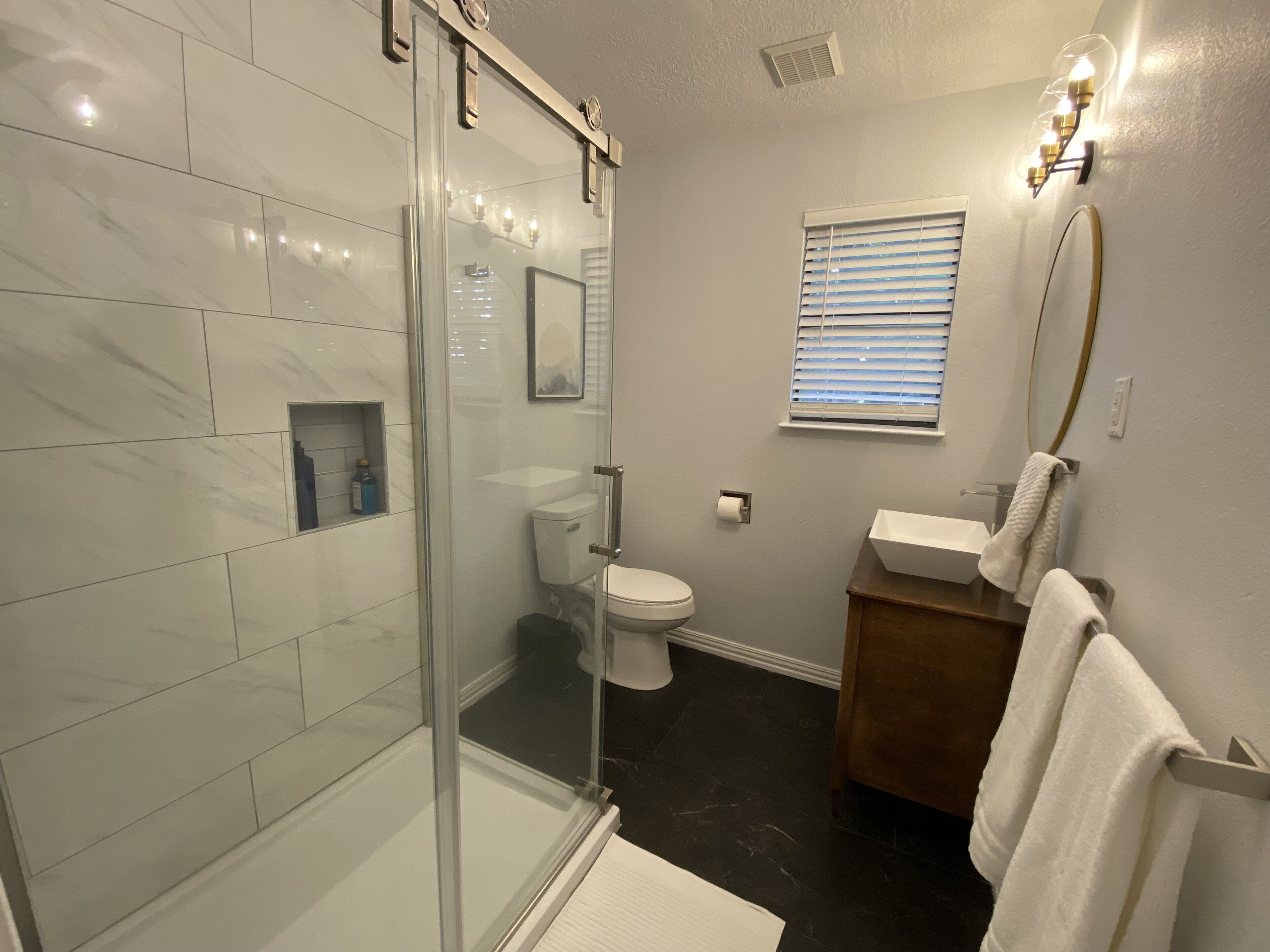 AMAZING Lake Views - Modern Luxury, Pet-friendly, Cowboy Pool, 2 King Beds!