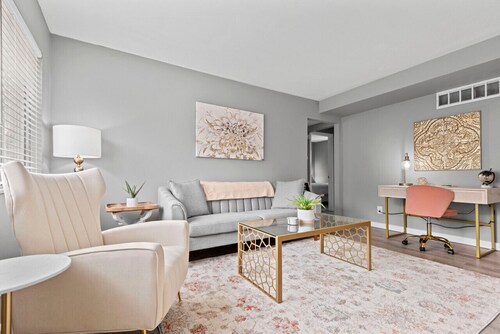 Peaceful 2 Bedroom Next to Park!