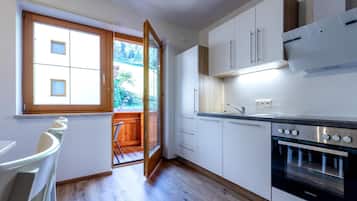 Fridge, oven, stovetop, coffee/tea maker