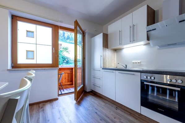 Fridge, oven, stovetop, coffee/tea maker