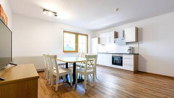 Fridge, oven, stovetop, coffee/tea maker