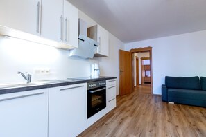 Een koelkast, een oven, een kookplaat, een koffiezetapparaat/waterkoker