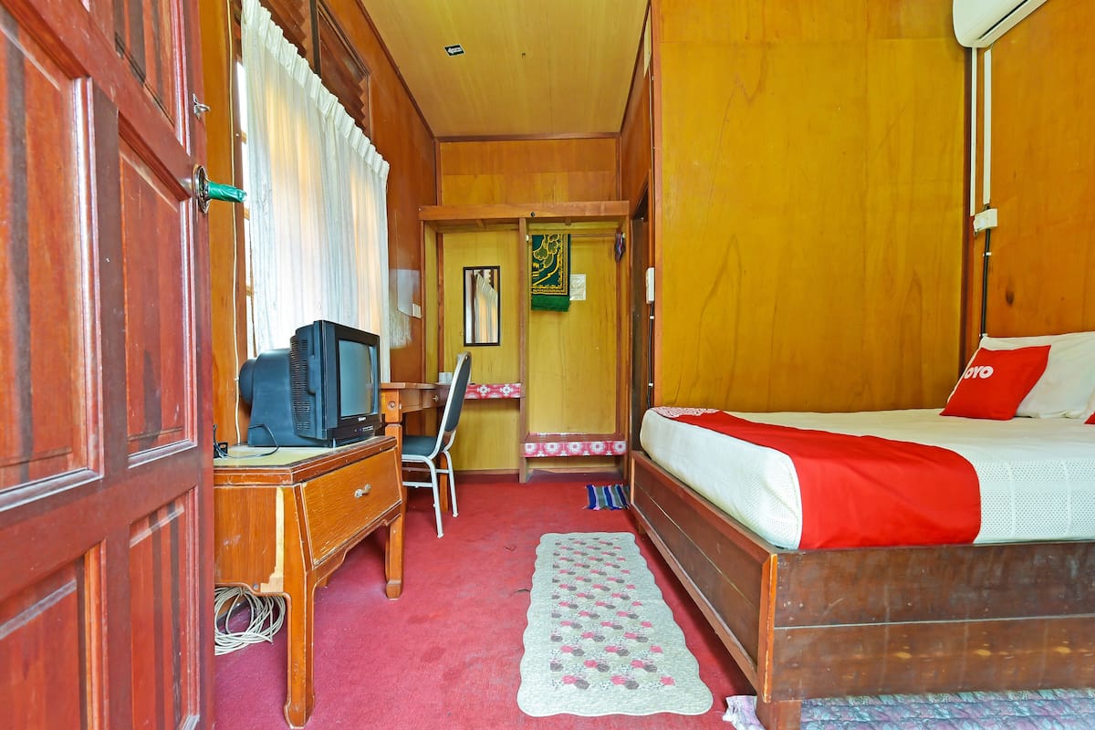Deluxe Double Room, 1 Queen Bed | 1 bedroom, desk, free WiFi, bed sheets