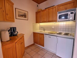 Fridge, microwave, dishwasher, coffee/tea maker