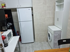 Kühlschrank, Mikrowelle, Ofen, Wasserkocher mit Kaffee-/Teezubehör